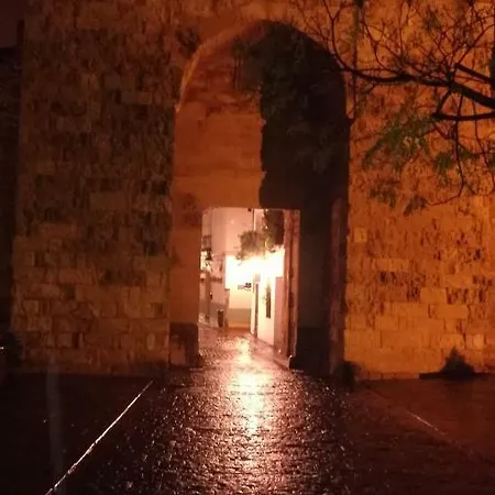 A Escasos Metros De La Mezquita